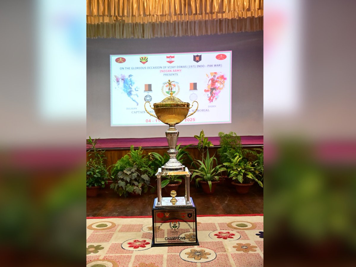 Spearcorps's tweet photo. 𝗖𝗮𝗽𝘁𝗮𝗶𝗻 𝗝𝗶𝗻𝘁𝘂 𝗚𝗼𝗴𝗼𝗶, 𝗩𝗶𝗿 𝗖𝗵𝗮𝗸𝗿𝗮 𝗙𝗼𝗼𝘁𝗯𝗮𝗹𝗹 𝗧𝗼𝘂𝗿𝗻𝗮𝗺𝗲𝗻𝘁

#SpearCorps unveiled the coveted trophy for the 20th Edition of the Captain Jintu Gogoi, Vir Chakra Football Tournament on the glorious occasion of #VijayDiwas and kick-started the #TrophyTour. 
The tournament, named in honour of the #Kargil war hero who made the supreme sacrifice, pays tribute to his bravery and courage while also promoting football and providing a platform for youth to showcase their skills.

@adgpi 
@easterncomd 

Facebook - https://t.co/uiP0PSJmWy

Instagram - https://t.co/f5dOrTJrwF