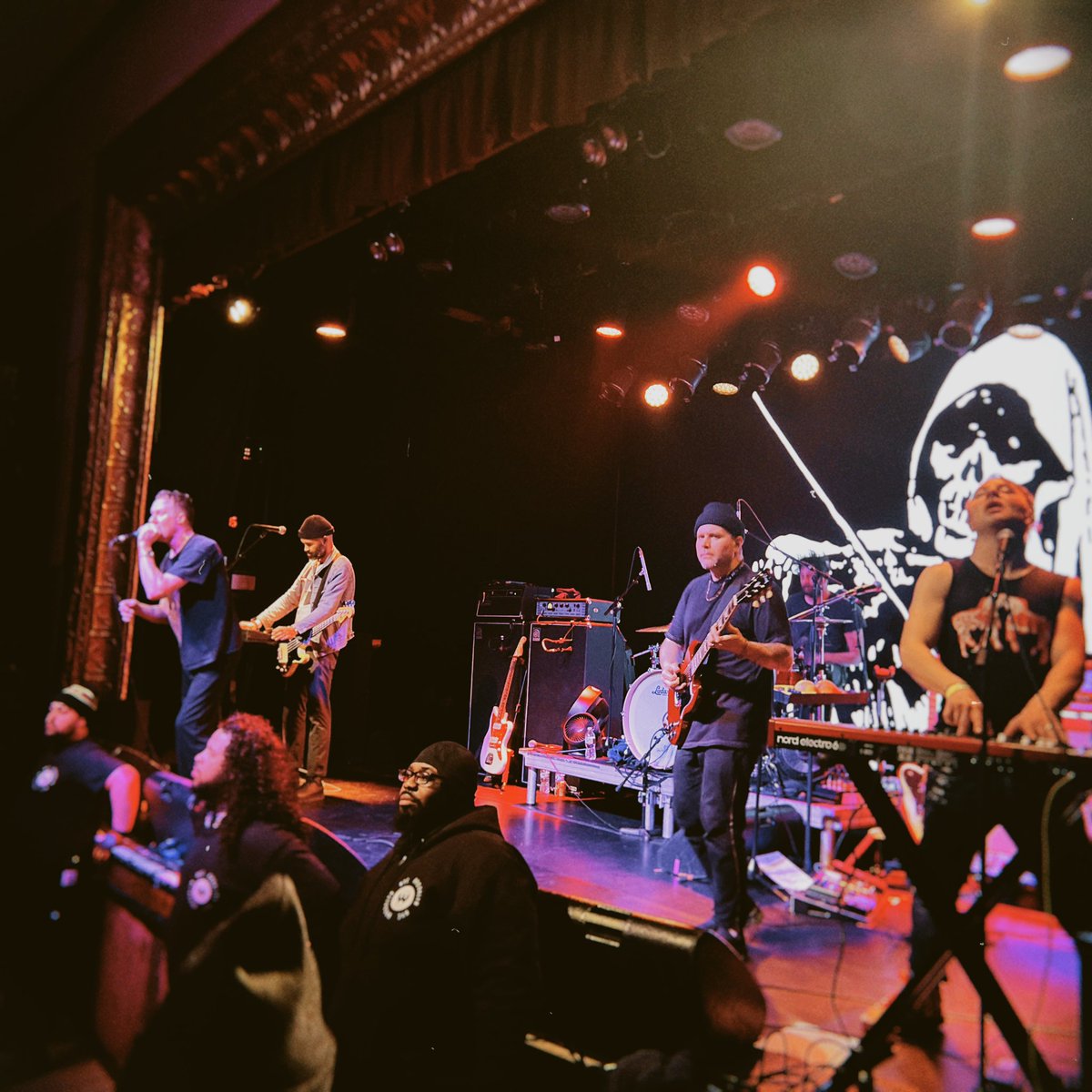 ellaments tweet media