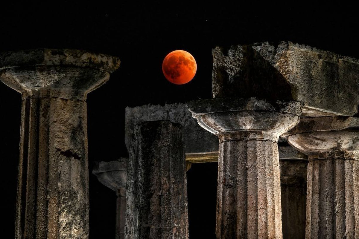 EnterPrometheus's tweet photo. The blood moon rises over the temple of Apollo | Corinth, Greece by Valerie Gashe AFP. #bloodmoon #templeofapollo #corinth #greece #architecture #history #photography https://t.co/zhLDSYY48P