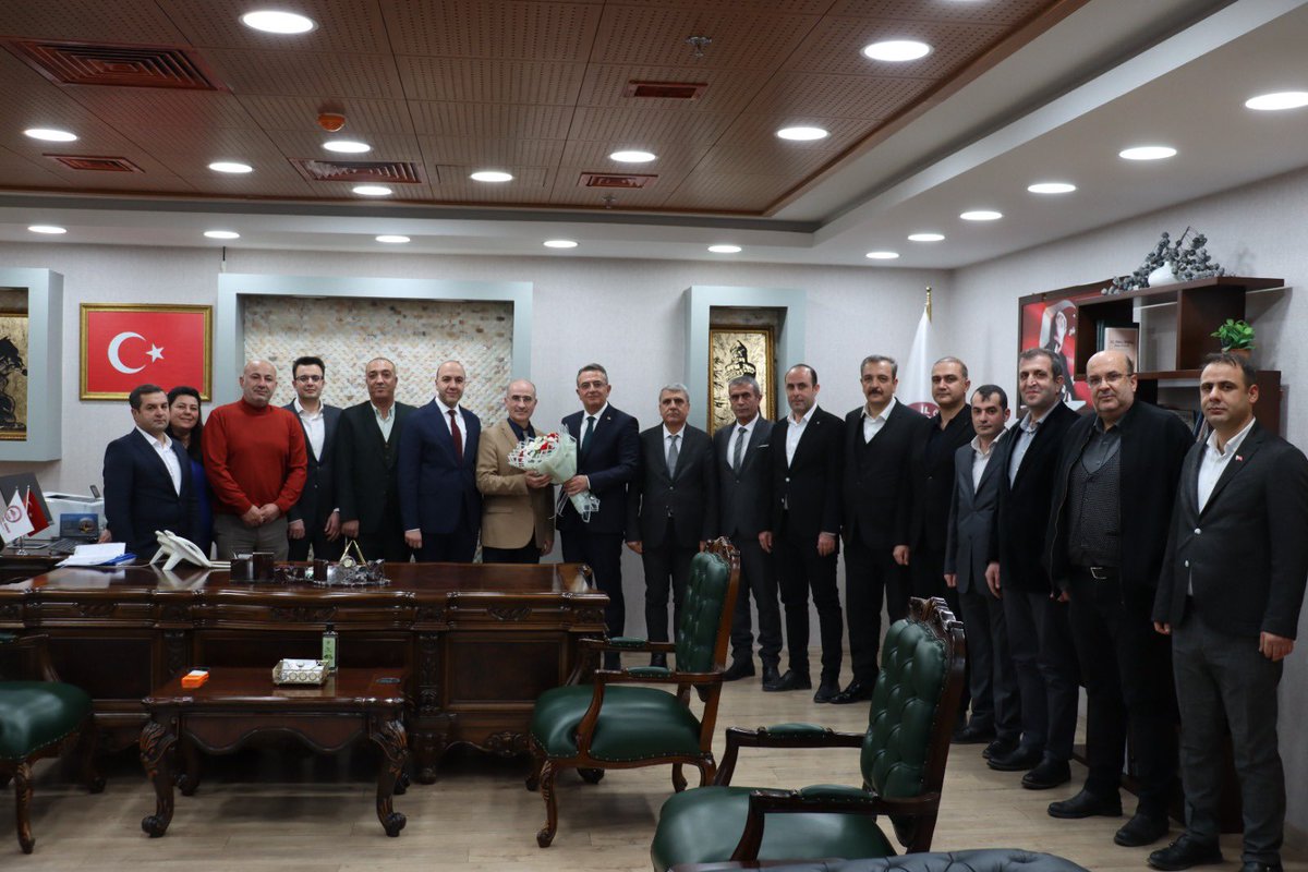 elazigozelidare's tweet photo. İl Özel İdaresi’nde Devir Teslim Töreni Gerçekleştirildi

İçişleri Bakanlığı’nın oluruyla Elazığ İl Özel İdaresi Genel Sekreterliği’ne atanan Sn. Cemil Yatkın, görevine resmen başladı.
31 Aralık 2019 tarihinden itibaren Genel Sekreterlik görevini yürütmekte olan Sn. Ali Şiş, bu akşam düzenlenen törenle, görevini Sn. Cemil Yatkın’a devretti.
Elazığ İl Özel İdaresi Genel Sekreterlik makamında düzenlenen törene, Genel Sekreter Yardımcısı Sn. Murat Okubay’ın yanı sıra birim müdürleri ve Yol İş 2 No’lu Şube Sekreteri Sn. Ali Erdem katıldı.
Düzenlenen devir teslim törenin ardından, hatıra fotoğrafı çekildi ve Genel Sekreter Sn. Cemil Yatkın, görevine resmen başladı.

@alisis023 @cemilyatkin
