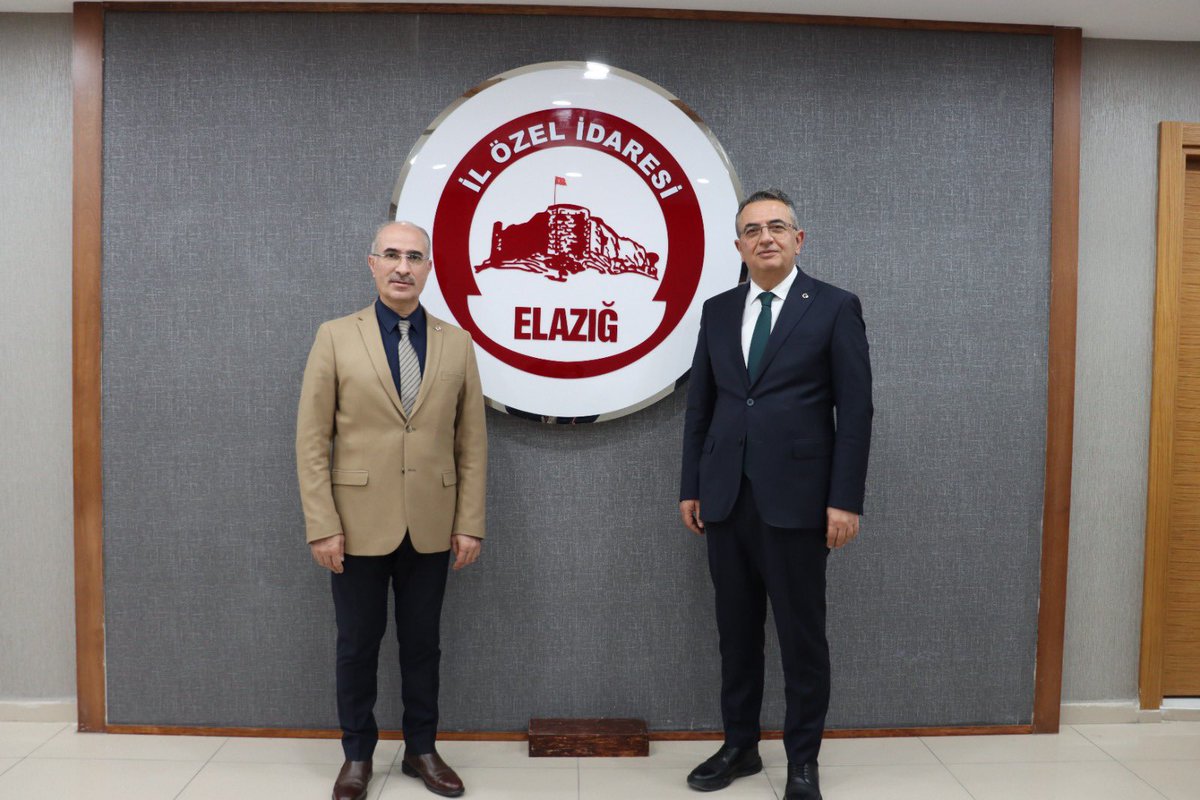 elazigozelidare's tweet photo. İl Özel İdaresi’nde Devir Teslim Töreni Gerçekleştirildi

İçişleri Bakanlığı’nın oluruyla Elazığ İl Özel İdaresi Genel Sekreterliği’ne atanan Sn. Cemil Yatkın, görevine resmen başladı.
31 Aralık 2019 tarihinden itibaren Genel Sekreterlik görevini yürütmekte olan Sn. Ali Şiş, bu akşam düzenlenen törenle, görevini Sn. Cemil Yatkın’a devretti.
Elazığ İl Özel İdaresi Genel Sekreterlik makamında düzenlenen törene, Genel Sekreter Yardımcısı Sn. Murat Okubay’ın yanı sıra birim müdürleri ve Yol İş 2 No’lu Şube Sekreteri Sn. Ali Erdem katıldı.
Düzenlenen devir teslim törenin ardından, hatıra fotoğrafı çekildi ve Genel Sekreter Sn. Cemil Yatkın, görevine resmen başladı.

@alisis023 @cemilyatkin