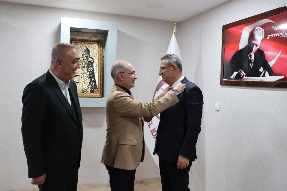 elazigozelidare's tweet photo. İl Özel İdaresi’nde Devir Teslim Töreni Gerçekleştirildi

İçişleri Bakanlığı’nın oluruyla Elazığ İl Özel İdaresi Genel Sekreterliği’ne atanan Sn. Cemil Yatkın, görevine resmen başladı.
31 Aralık 2019 tarihinden itibaren Genel Sekreterlik görevini yürütmekte olan Sn. Ali Şiş, bu akşam düzenlenen törenle, görevini Sn. Cemil Yatkın’a devretti.
Elazığ İl Özel İdaresi Genel Sekreterlik makamında düzenlenen törene, Genel Sekreter Yardımcısı Sn. Murat Okubay’ın yanı sıra birim müdürleri ve Yol İş 2 No’lu Şube Sekreteri Sn. Ali Erdem katıldı.
Düzenlenen devir teslim törenin ardından, hatıra fotoğrafı çekildi ve Genel Sekreter Sn. Cemil Yatkın, görevine resmen başladı.

@alisis023 @cemilyatkin