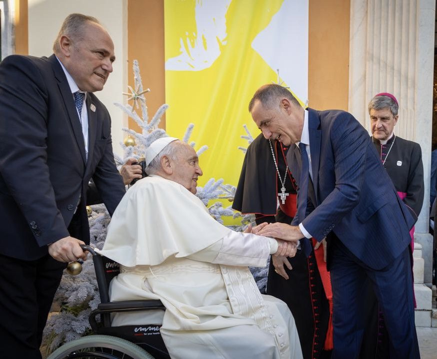 Gilles_Simeoni's tweet photo. Papa Francescu in Corsica : « Qui, mi sono sentito à casa mia ! ».

Un ci pudìa esse, per u nostru paese è per u nostru populu, più splendurante cumplimentu, dop’à issa ghjurnata d’allegrìa, grazia, è spartera. https://t.co/0IQR8btd0c
