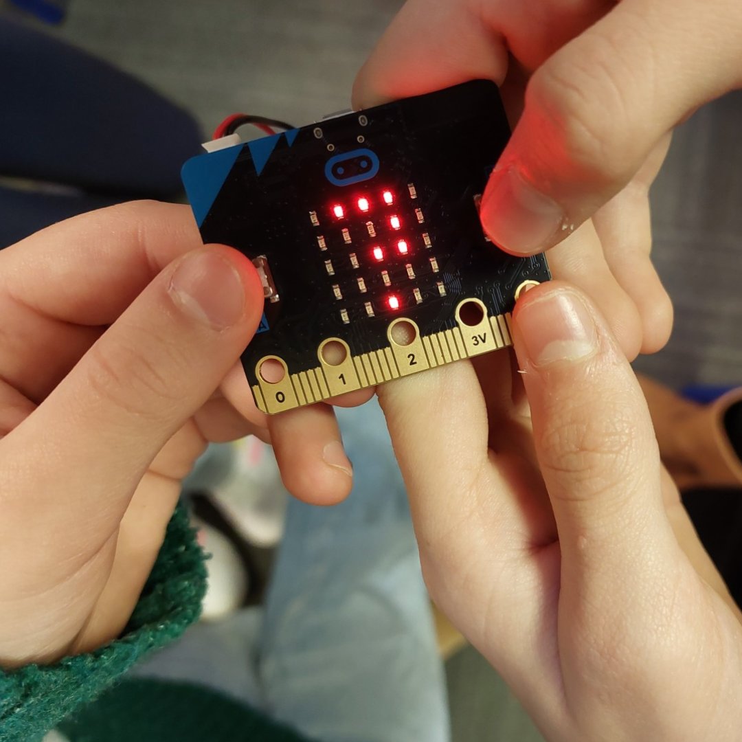 BSB_Brussels's tweet image. For the #HourofCode our students took on exciting coding challenges: recreating our school in Minecraft, building step counters with Micro:bit, and creating music with code. They explored programming in fun ways while building skills like problem-solving and collaboration.