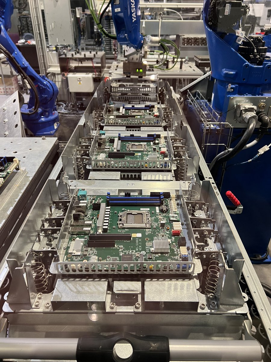 olesovhcom's tweet photo. En décembre, nous allons produire >6000 serveurs dans nos 2 usines (Croix,France et Beauharnois,Québec) en seulement 3 semaines. On veut monter encore la production en janvier et février pour sortir 2500-3000 serveurs par semaine !

On travaille dur pour réduire le temps de livraison sur toutes les références tout en réduisant le stock de composants. Ce n’est pas encore aussi bon qu’on voudrait mais on va y arriver: en janvier et en février, nous allons changer tout le flow de production pour réduire encore les stocks et les délais de livraisons sur plus de 500 références Bare Métal commandantes dans tous nos 43 DC. La nouvelle « secret sauve » nous permettra de livrer 120 sec les standard, 24h les customisations, 72h les commandes de 48/96/192 serveurs en 1 batch et éviter les livraisons en 10J ou 20J (une horreur !).

Merci pour vos commandes ! Ça nous pousse à innover et revoir « tout » pour faire mieux et plus vite. On adore ! Continuez ;)

Exemple des innovations: la production de Bare Metal ADV-1 Gen3 est (en partie) robotisée. Le serveur est propulsé par le CPU d’AMD Epyc 4000 avec une carte mère custom avec 2x25Gbps Broadcom. 96 serveurs par baie, avec N+2 sur le PSU et le watercooling. 7-8KW par baie. Une petite baie sympa pour les serveurs T3. Rien à avoir avec les monstres de T4 ou T5 ..
