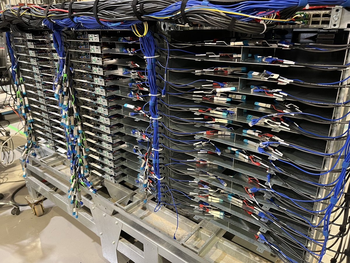 olesovhcom's tweet photo. En décembre, nous allons produire >6000 serveurs dans nos 2 usines (Croix,France et Beauharnois,Québec) en seulement 3 semaines. On veut monter encore la production en janvier et février pour sortir 2500-3000 serveurs par semaine !

On travaille dur pour réduire le temps de livraison sur toutes les références tout en réduisant le stock de composants. Ce n’est pas encore aussi bon qu’on voudrait mais on va y arriver: en janvier et en février, nous allons changer tout le flow de production pour réduire encore les stocks et les délais de livraisons sur plus de 500 références Bare Métal commandantes dans tous nos 43 DC. La nouvelle « secret sauve » nous permettra de livrer 120 sec les standard, 24h les customisations, 72h les commandes de 48/96/192 serveurs en 1 batch et éviter les livraisons en 10J ou 20J (une horreur !).

Merci pour vos commandes ! Ça nous pousse à innover et revoir « tout » pour faire mieux et plus vite. On adore ! Continuez ;)

Exemple des innovations: la production de Bare Metal ADV-1 Gen3 est (en partie) robotisée. Le serveur est propulsé par le CPU d’AMD Epyc 4000 avec une carte mère custom avec 2x25Gbps Broadcom. 96 serveurs par baie, avec N+2 sur le PSU et le watercooling. 7-8KW par baie. Une petite baie sympa pour les serveurs T3. Rien à avoir avec les monstres de T4 ou T5 ..