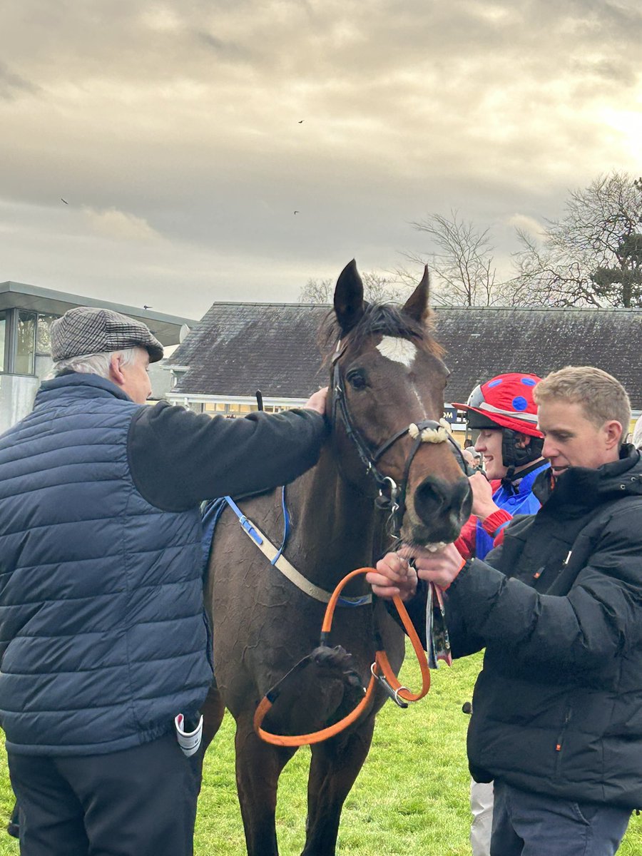 Dawnesme's tweet photo. Royal Time stays beautifully up the @NaasRacecourse hill to win the John Thomas McNamara Series QR handicap hurdle under Eoin Staples for @ShaneCrawley2 &amp; owner/breeder E Kane 💙❤️🏇👏 https://t.co/hnnIhR2AP5