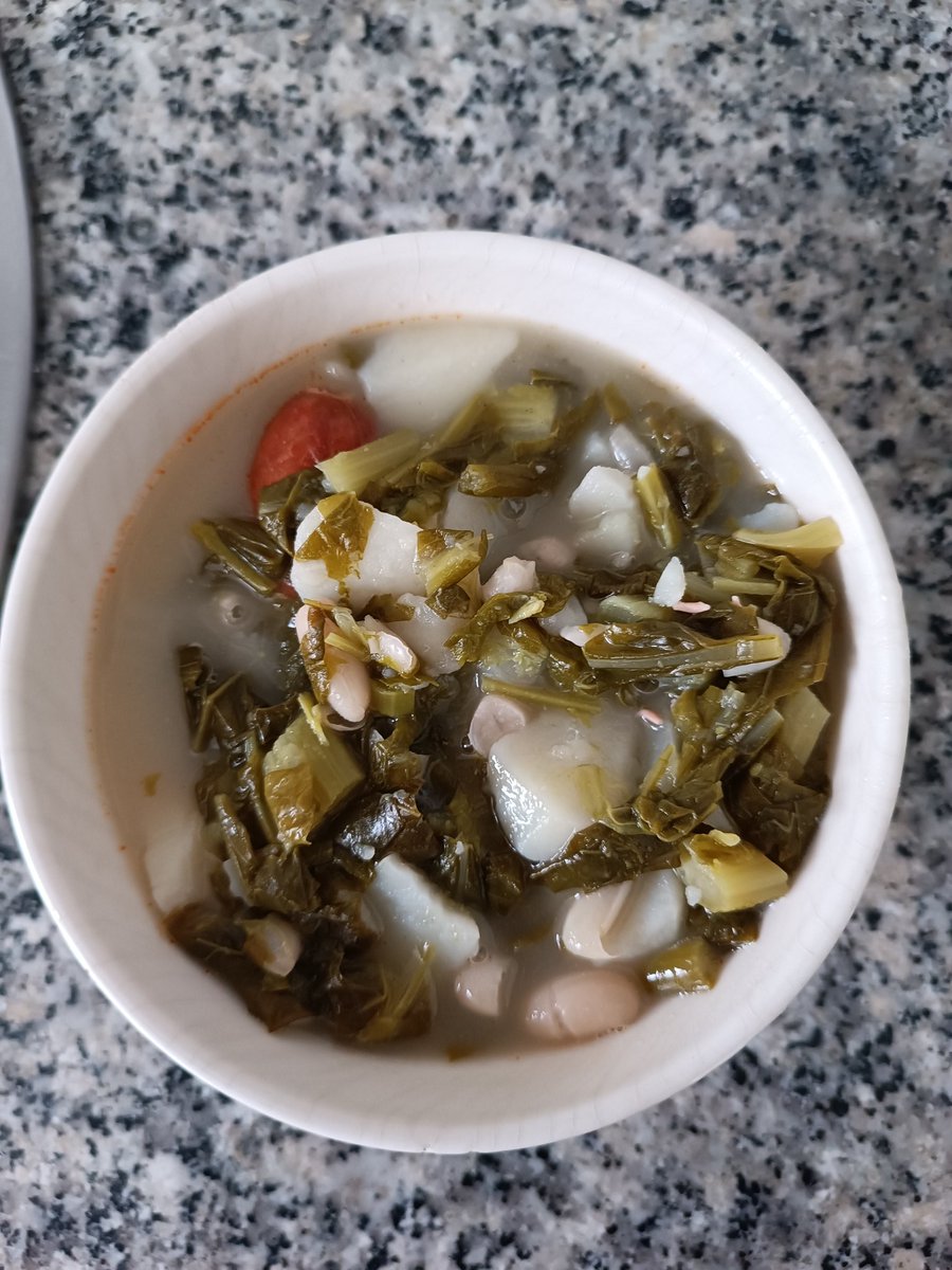 La vecina de abajo:
Marta, ¿te gusta el caldo gallego con grelos?
Yo, ¡claro!
Pues que me acabo de subir un tazón y mañana me da empanada.