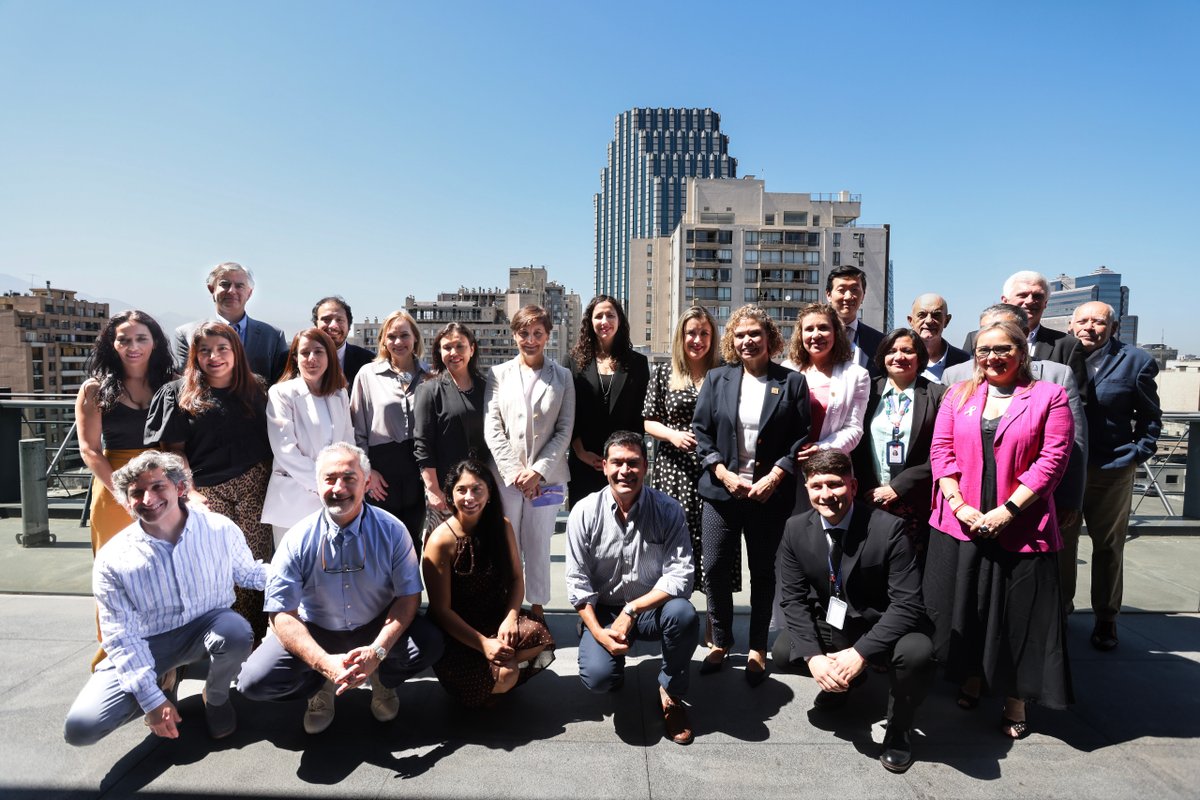 🔵Ministra de Salud, Ximena Aguilera, junto a la subsecretaria de Salud Pública, Andrea Albagli, encabezaron la ceremonia de cambio de mando de la Comisión Nacional de Cáncer. En la instancia las autoridades agradecieron el trabajo de las comisionadas y comisionados salientes, y