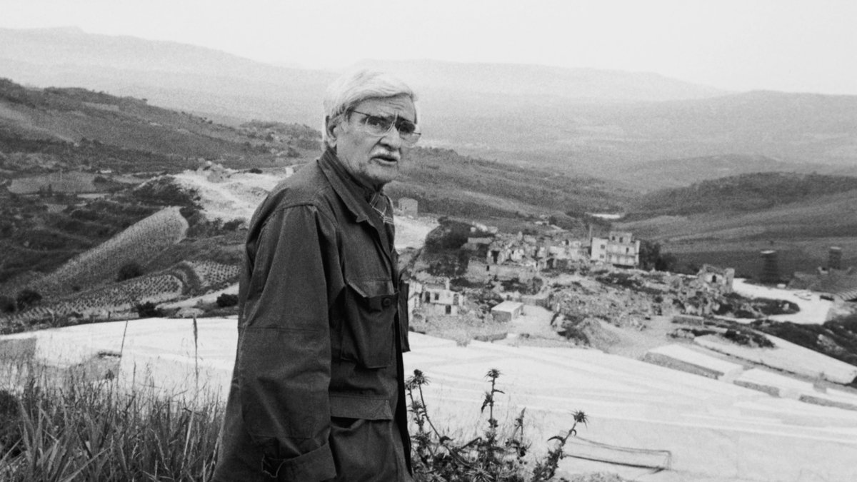 „Il Grande Cretto di Gibellina” von #PetraNoordkamp fängt die Geschichte von Gibellina ein, das 1968 durch ein Erdbeben zerstört wurde. Auf ihren Ruinen schuf #AlbertoBurri den „Cretto“, ein Leichentuch aus weißem Beton.
Erlebt die Erzählung von Erinnerung &amp; Resilienz im #FKV.