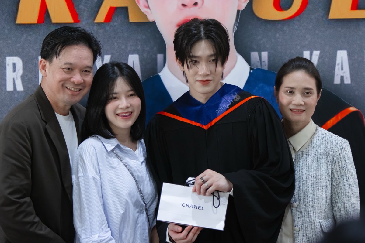 ENgJOYNUNA's tweet photo. ✨Happy Yim's Family 😁
#YimGraduationDay
#Mynameis_yim https://t.co/i6QWDJRSAf