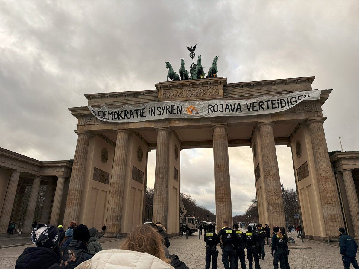 RISEUP4R0JAVA's tweet image. +++Current: Squatting of the Brandenburger Gate in Berlin+++
#riseup4rojava 
#syria 
#b1612 
#Rojava