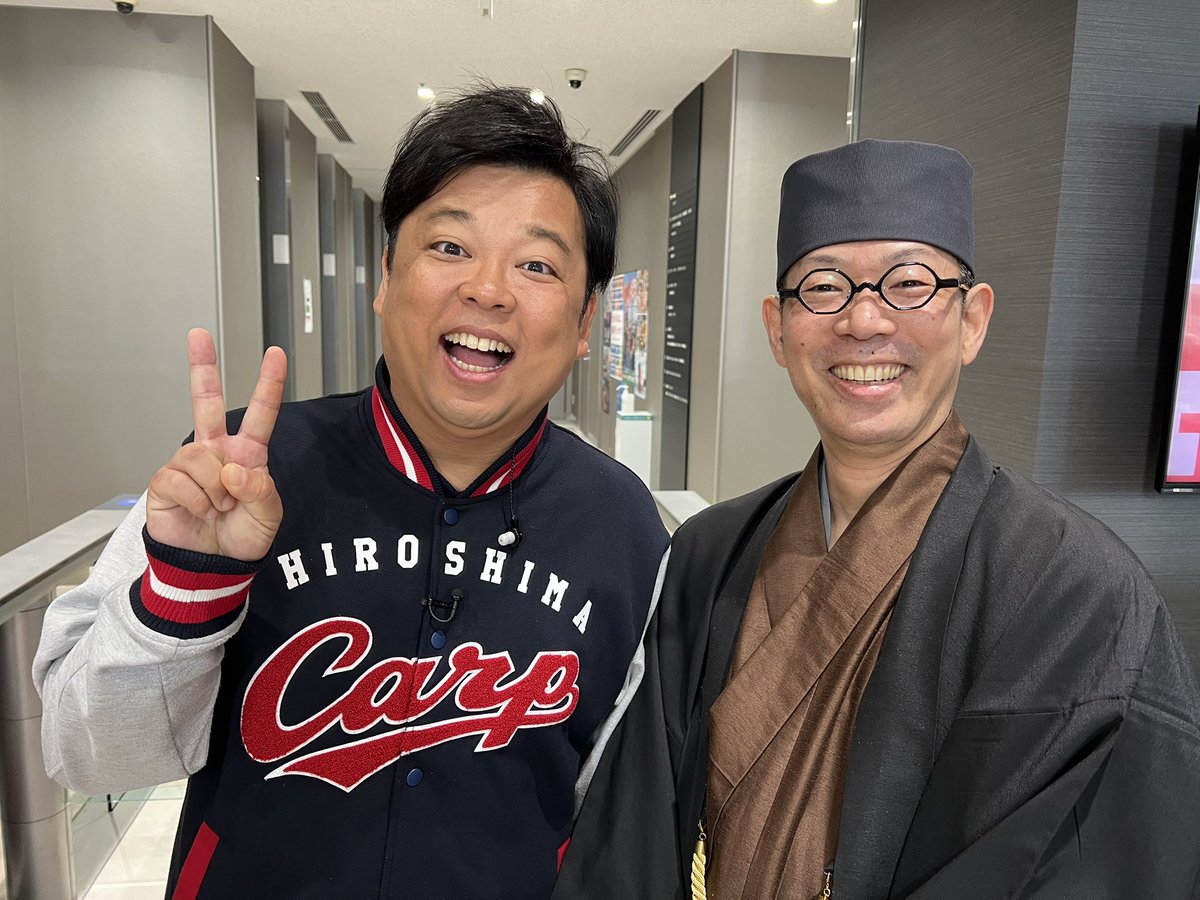 syukaku's tweet photo. 12/15(日)広島テレビ社屋で『 #カープフェス 2024』が開催、秀格は「カープ川柳」の講師として、生放送とイベントに出演しました。ご覧頂きありがとうございました。
写真は、 #ボールボーイ佐竹 さん、#うえむらちか さん、#西名みずほ アナ、#澤村優輝 アナと。 https://t.co/z3DFDR9Gz6