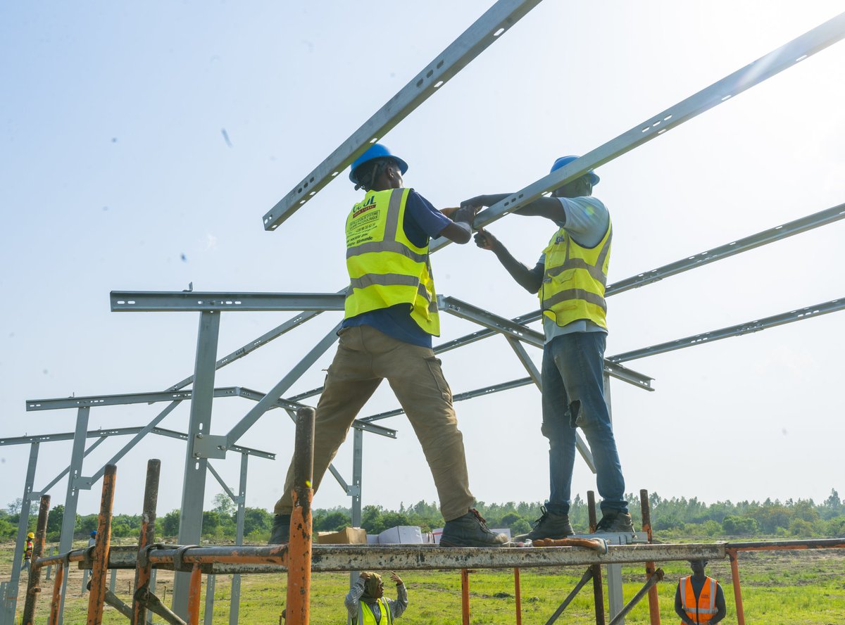 Sur le site du projet agri-solaire de Dalavé, les techniciens de Cool Solar Energy s’activent avec passion et précision pour ériger les structures qui porteront bientôt les panneaux solaires.
