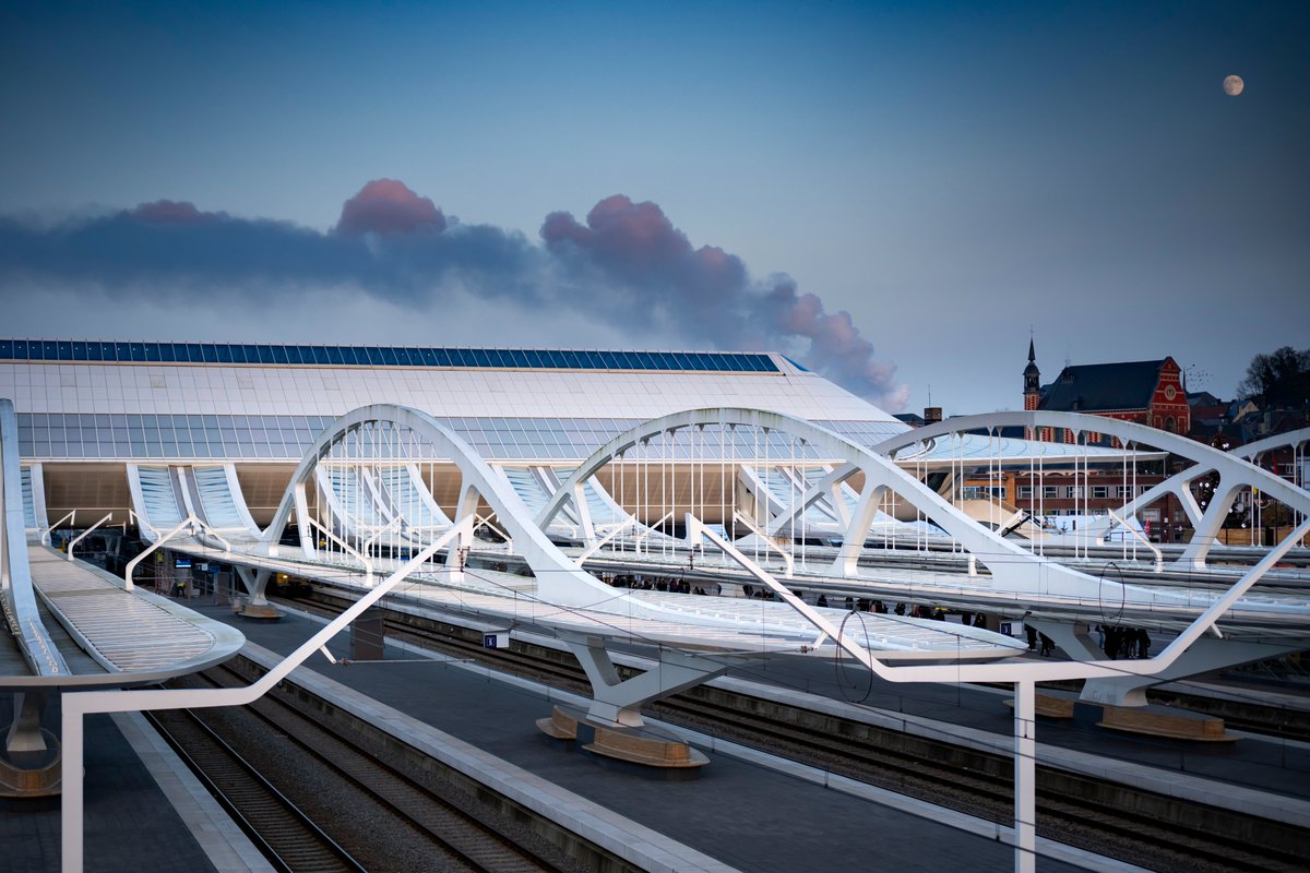 SNCB's tweet photo. 🚉 Nouvelle gare de #Mons : mise en service ce 18 décembre.
Accessible et intermodale, elle relie le centre historique aux Grands-Prés via une passerelle avec commerces & services. 🛤️
ℹ️ https://t.co/qLY8lxoDZk
#SNCB #GareDeMons https://t.co/zvLSfRqCnm