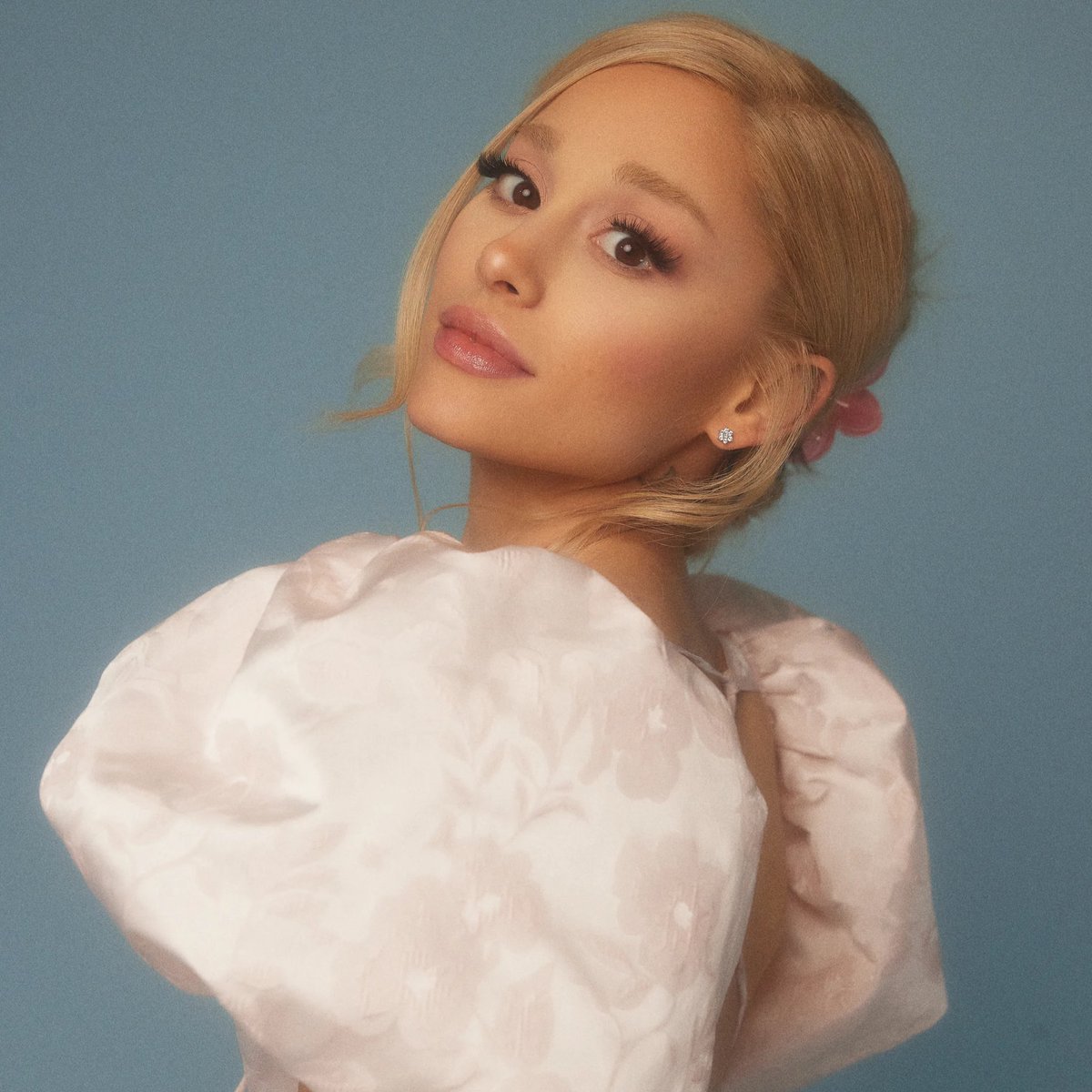 BuzzingPop's tweet photo. Ariana Grande is now the female artist with the most monthly listeners on Spotify (110.4 MILLION). https://t.co/Cji0dPdAa1