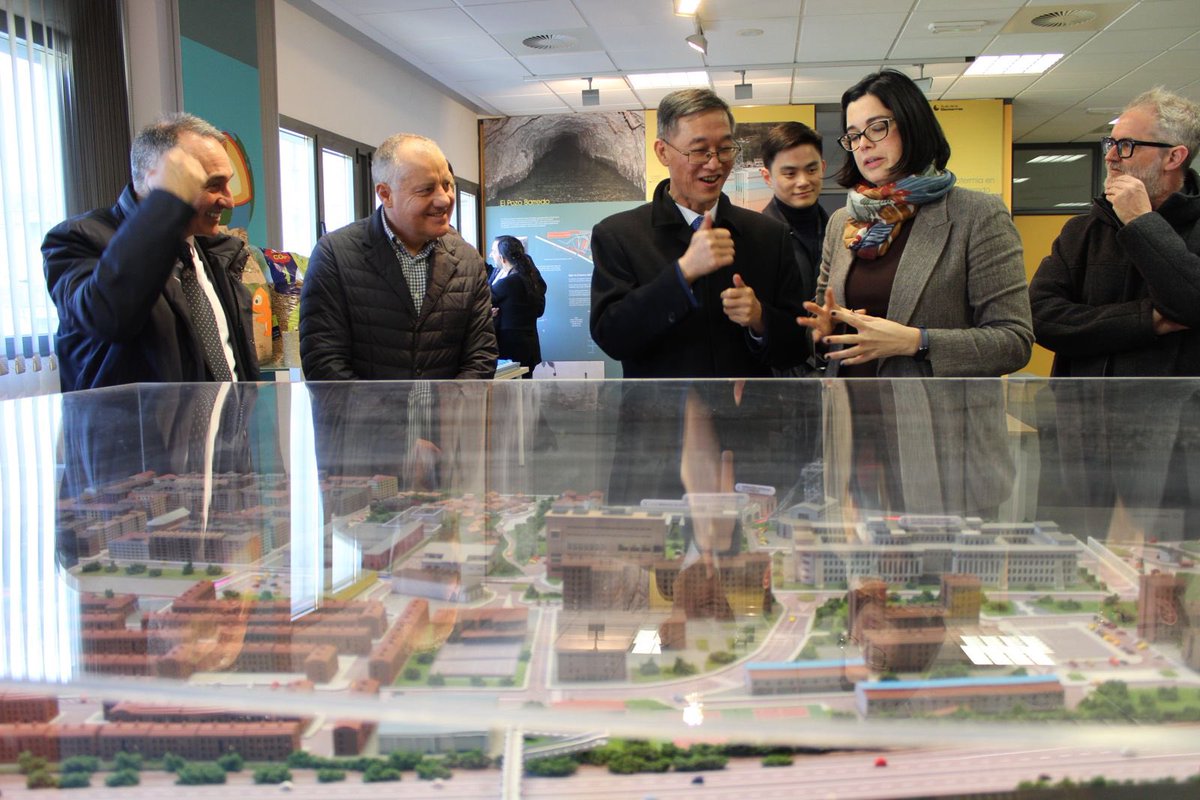 Manuel Ángel Álvarez (@manualvz_mieres) on Twitter photo Esta mañana hemos tenido el honor de recibir a Yao Jing, Embajador de <a href="/ChinaEmbEsp/">Embajada de China en España</a>, en su visita a Mieres y Langreo. Hemos abordado el trabajo que estamos desarrollando para que Mieres sea una tierra de oportunidades y futuro, buscando nuevas inversiones para crear empleo. Esta mañana hemos tenido el honor de recibir a Yao Jing, Embajador de <a href="/ChinaEmbEsp/">Embajada de China en España</a>, en su visita a Mieres y Langreo. Hemos abordado el trabajo que estamos desarrollando para que Mieres sea una tierra de oportunidades y futuro, buscando nuevas inversiones para crear empleo.