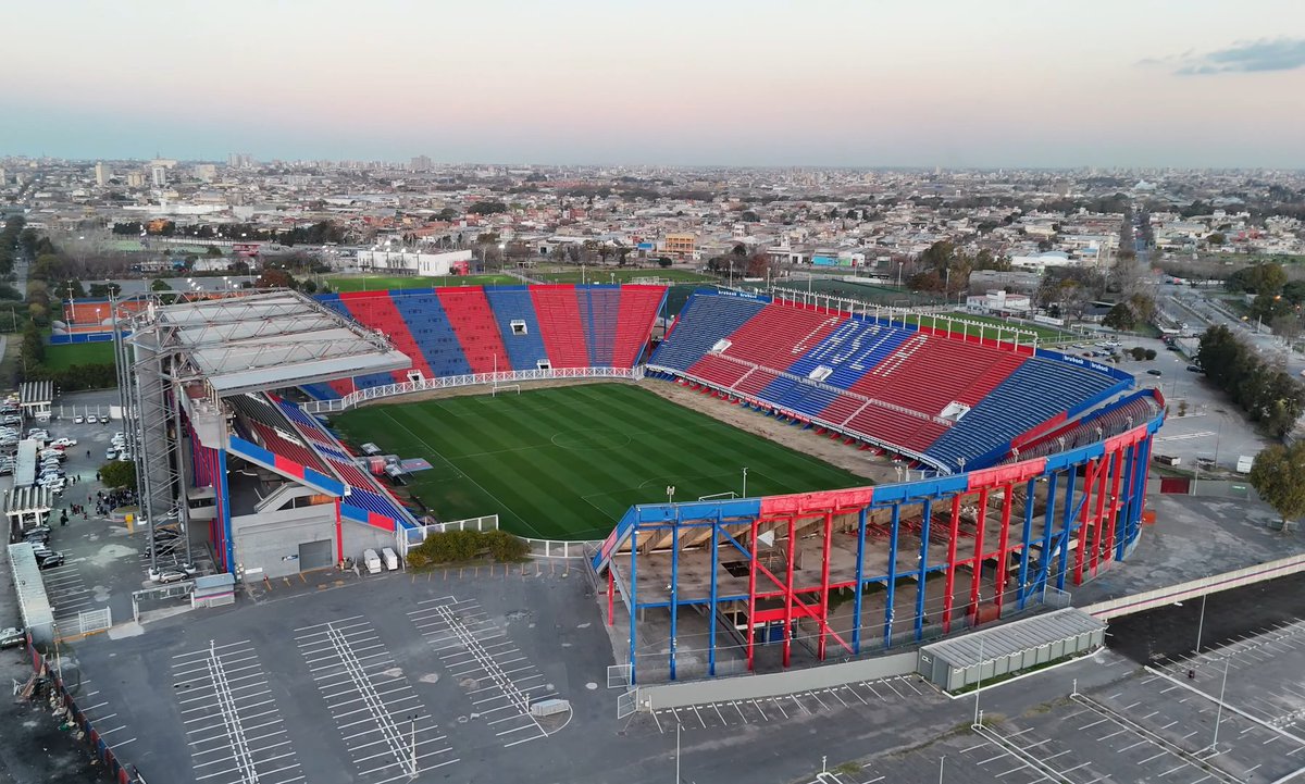 Hoy cumple 31 años el Estadio que nos devolvió la localía y la dignidad. Desde su inauguración se ganaron 8 títulos en sus primeros 22 años de vida. Nunca se había ganado tanto en tan poco tiempo. Las 3 Copas Internacionales que tenemos se ganaron y se levantaron ahí.
Respeto.