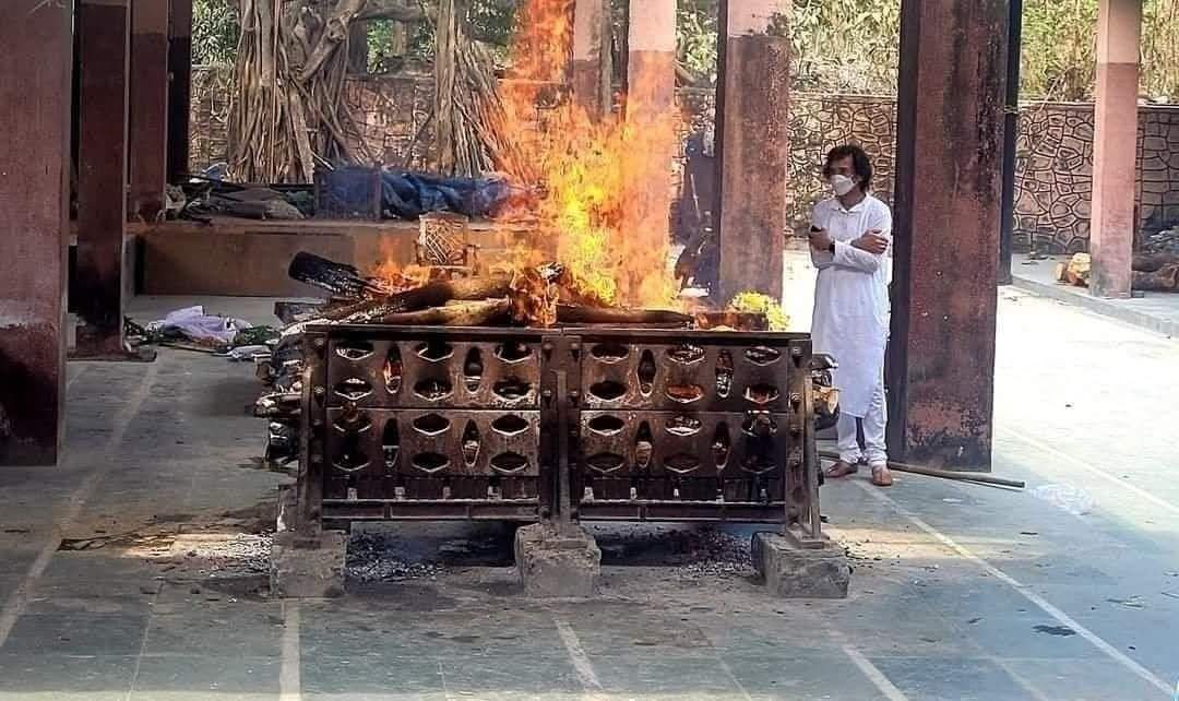 The world lost a great artist and superb human being ❤️

This pic taken at Pandit Shivkumar Sharma Ji’s funeral, when the crowd left a friend stood by his side saying his last goodbyes.

Ustad Zakir Hussain paying his tribute to Pt ShivkumarJi