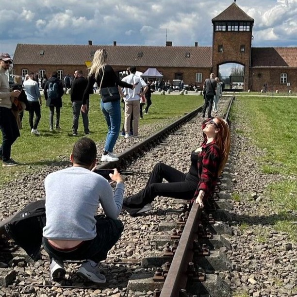 Somos testigos de una sociedad en decadencia, todo por los likes, vanidad, suscriptores y la monetización.
No todo vale por ser el que más seguidores tiene en redes sociales si eres una basura humana.