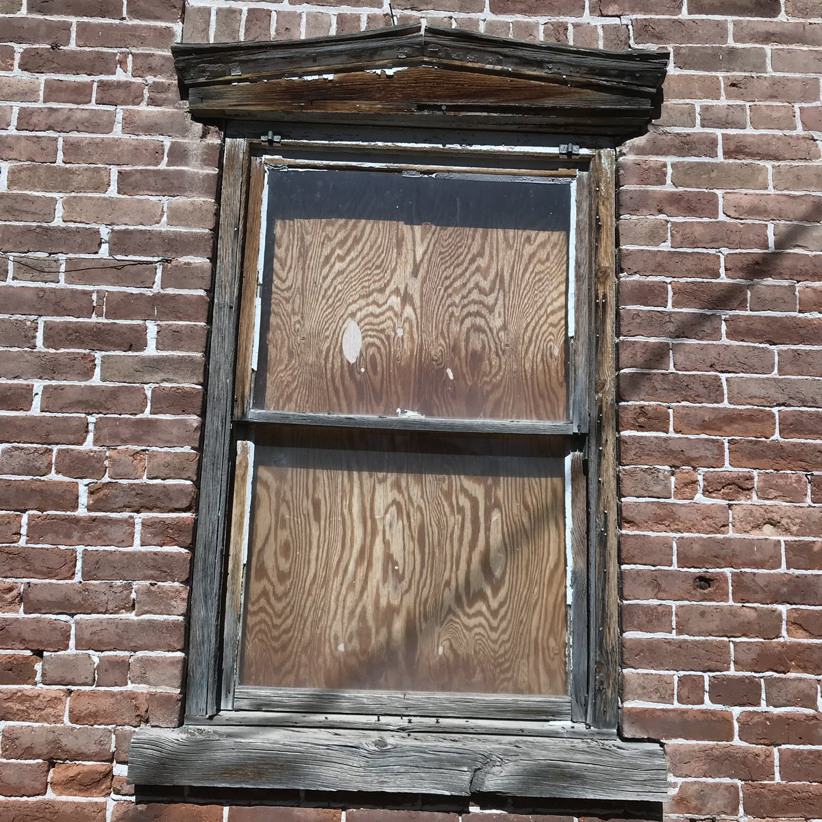oldhousetalks's tweet photo. It must be a  bright sunny day? I miss the light! I’m so dark inside. 

#oldhouse #historicalpreservation #historicalregister #pioneerhome #oldhomerestoration #abandoded #HistoricHome  #HistoricalHome #NationalHistiricRegister #savingplaces https://t.co/mtA782B9XT