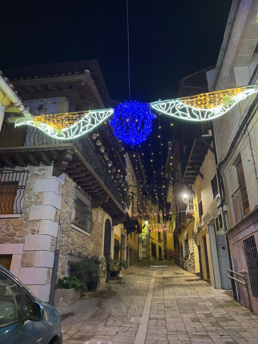 PasaronT's tweet photo. 🎄🎉🎶Nuestro pueblo de Pasarón ya luce con su decoración navideña para disfrutar de un paseo entrañable por nuestras calles. Un entorno declarado Conjunto Histórico Artístico en el que os esperamos para disfrutar de la Navidad con la gran acogida que damos a nuestros visitantes https://t.co/BQydrw89oe