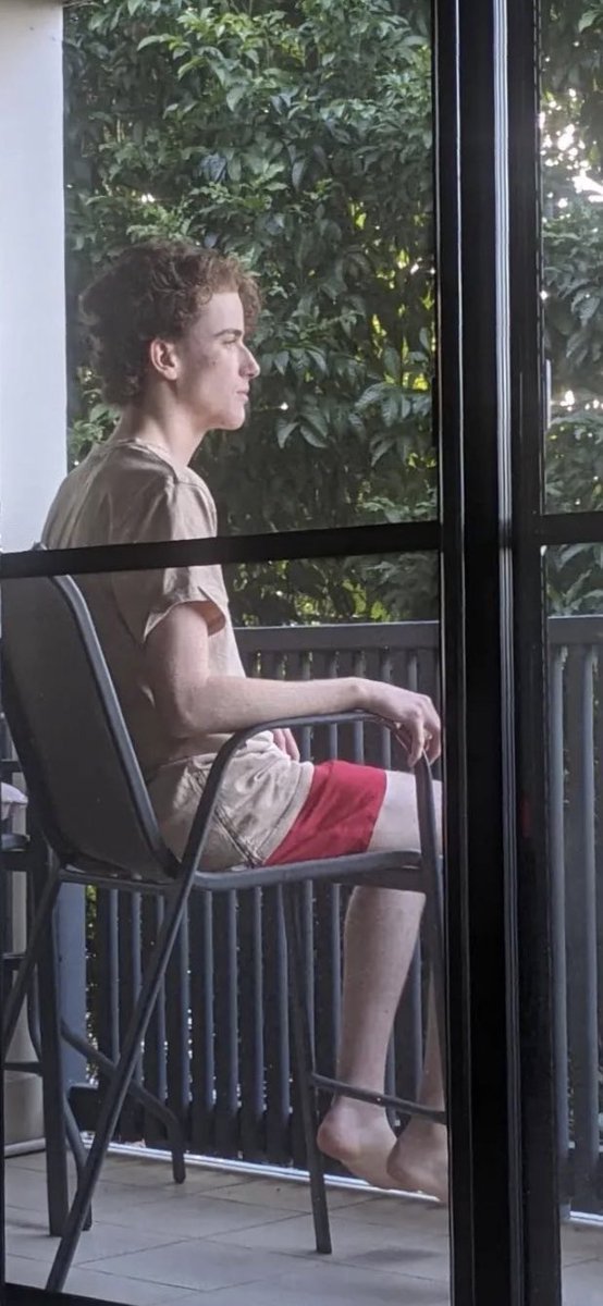 the anniversary flowers i got henny were delivered to her neighbours 3 days ago and we only just figured it out😭😭😭