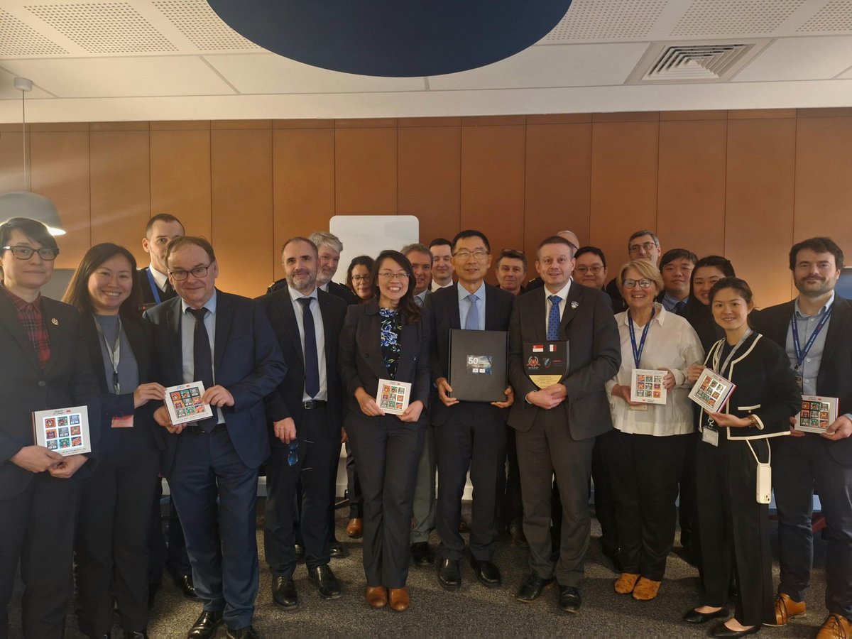 Agence_ID's tweet photo. #CoopérationInternationale 🇫🇷🤝🇸🇬

L’Agence et le ministère de la défense de Singapour fêtent le 50ème comité directeur concernant la S&T de défense, témoin de l’évolution d’une alliance façonnée par des échanges riches et de haut niveau.

➡️ Ils se sont réunis à l’occasion du comité SAFARI (Singapore and France Advanced Research Initiative), co-présidé par Patrick Aufort, directeur de l’Agence, et par M. Peng Yam Tan, conseiller scientifique de défense du Ministry of Defence of Singapore.
➡️ Cet accord constitue le cadre de la coopération entre les deux pays en matière de recherche, sciences et technologies et répond à des défis scientifiques communs.

📝https://t.co/JHrKzo2iaT