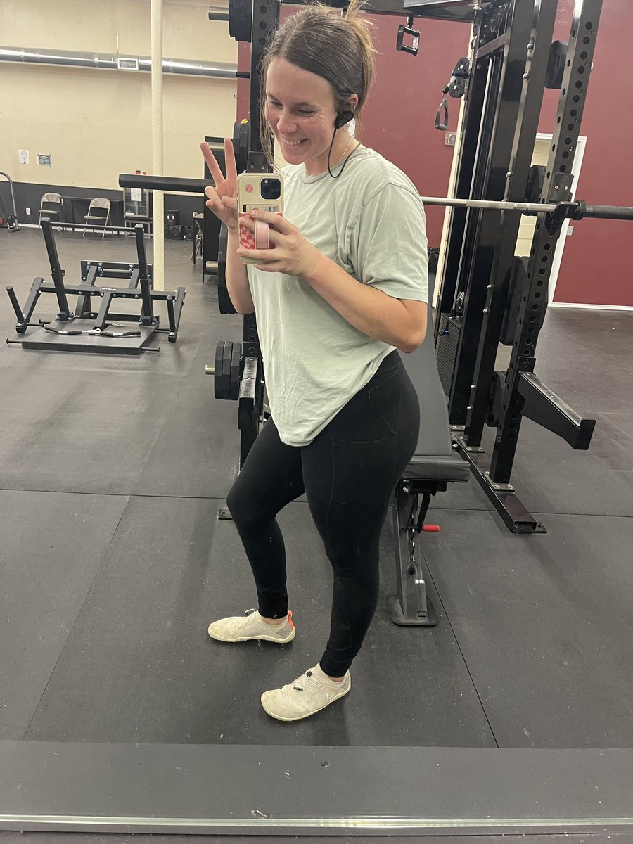 Short workout today before we travel all day tomorrow for the holidays 🎅

(This shirt used to be tight:))

Stackin wins fam