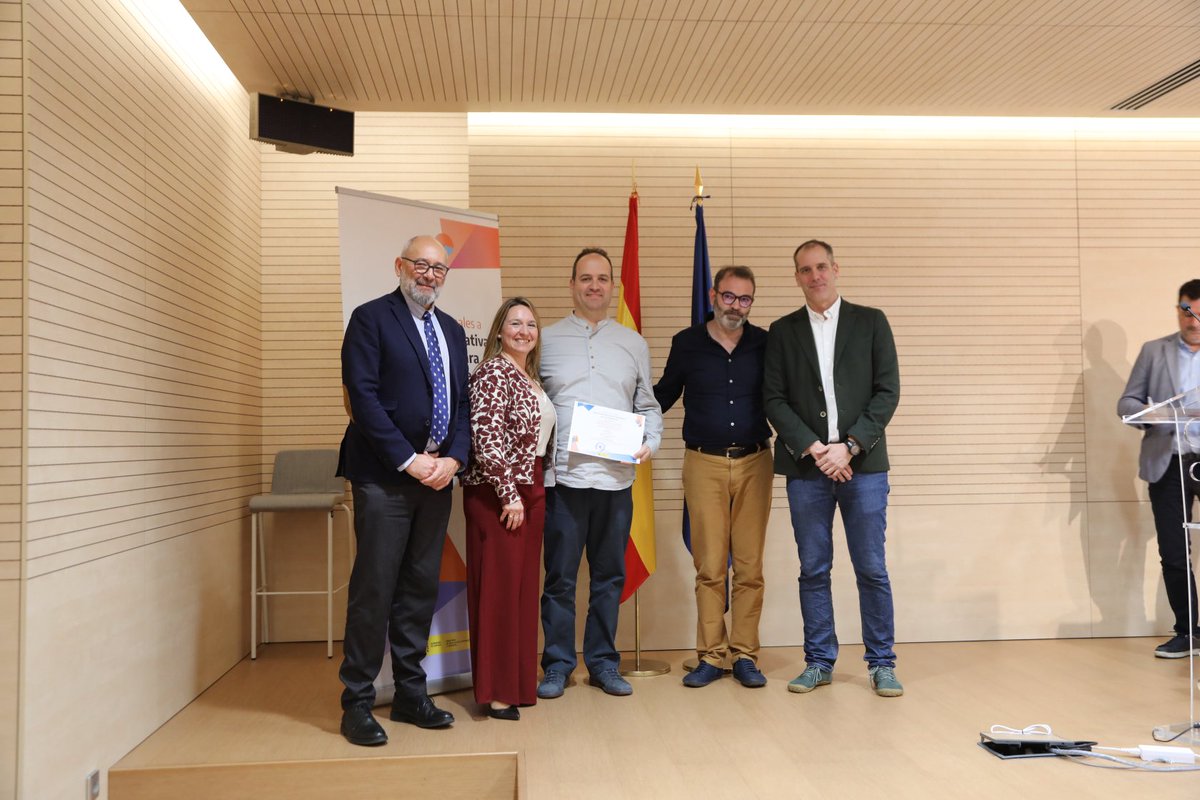 Educación, Ciencia y Formación Profesional (@educacionext) on Twitter photo Enhorabuena a los docentes del CEIP Juan XXIII de Zafra y del <a href="/iesalbalat/">IES Albalat</a> de Navalmoral ganadores de Premios Nacionales a Experiencias Educativas Inspiradoras para el Aprendizaje 2024
El director general de Formación Profesional, Pedro Pérez, les ha acompañado en Madrid Enhorabuena a los docentes del CEIP Juan XXIII de Zafra y del <a href="/iesalbalat/">IES Albalat</a> de Navalmoral ganadores de Premios Nacionales a Experiencias Educativas Inspiradoras para el Aprendizaje 2024
El director general de Formación Profesional, Pedro Pérez, les ha acompañado en Madrid