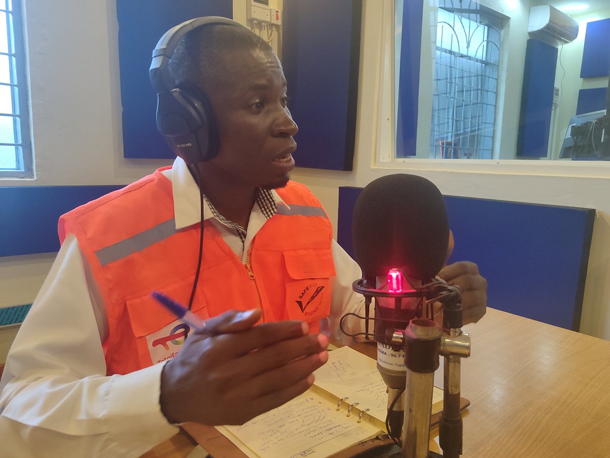 swrwug's tweet photo. #HappeningNow
Our sociologist @GwandayeB is participating in a talk show at #Hoima_city's #Radio_Maria (90.7) where he is sensitising the community #RoadUsers in the #Albertine_Region the critical road safety cautions to be followed this festive_season.
#TheSafeWayIsTheRightWay https://t.co/R8jakhmGTu