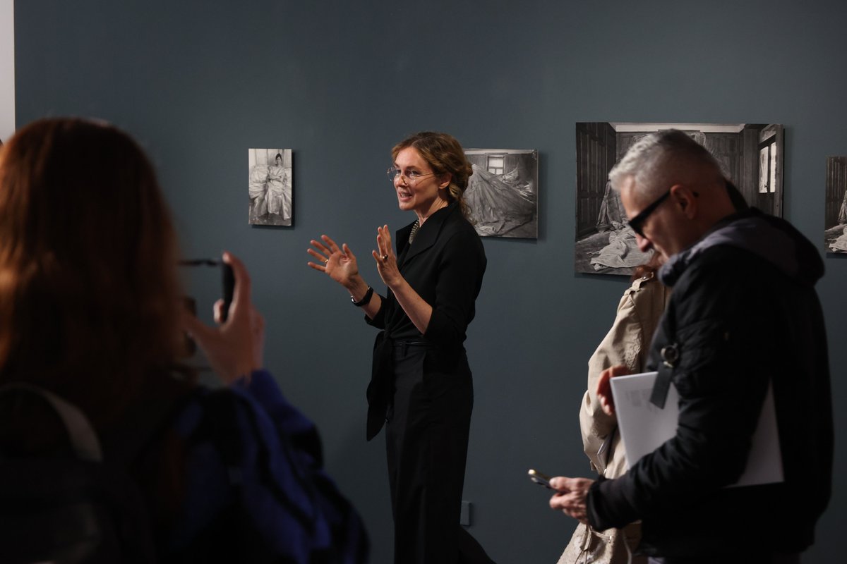 Save the Date(s)! 📣
Unsere Direktorin und Kuratorin der Ausstellung, Franziska Nori, führt zum Jahresabschluss am 27.12,  und zum Jahresauftakt am 04.01, jeweils um 15 Uhr durch #DasAnwesendedesAbwesenden. Wir freuen uns auf euren Besuch! Mehr hier: bit.ly/3ZsPoyO