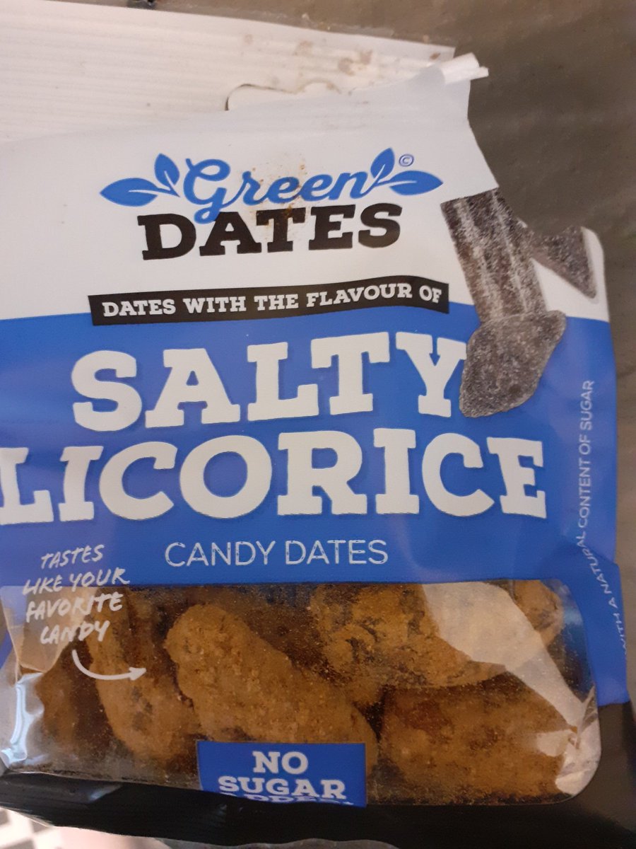 Jos haluat lahjoa minua, niin perinteiset suklaatkin kyllä maistuu, mutta erityisesti olen tykästynyt tänä vuonna (no okei, jäänyt koukkuun) tällaisiin salmiakkitaateleihin. Vastaavia on monella eri valmistajalla. Toinen kiva juttu olisi kahvipavut. 🥰