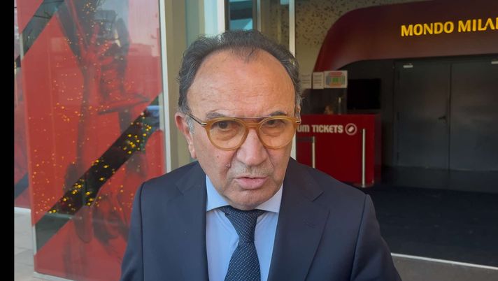 theMilanZone_'s tweet photo. 🎙️ Manuel Garcia #Quilon, agente di #TheoHernandez, ai microfoni di @SkySport: "Non abbiamo parlato di rinnovo, non è un problema: è sempre stata l'intenzione del calciatore. Siamo qui per ragione di natura fiscale. La panchina? Non è una scelta che ci ci compete. È successo anche a #Leao, bisogna rispettare le scelte dell'allenatore. I giocatori devono accettare la scelta".