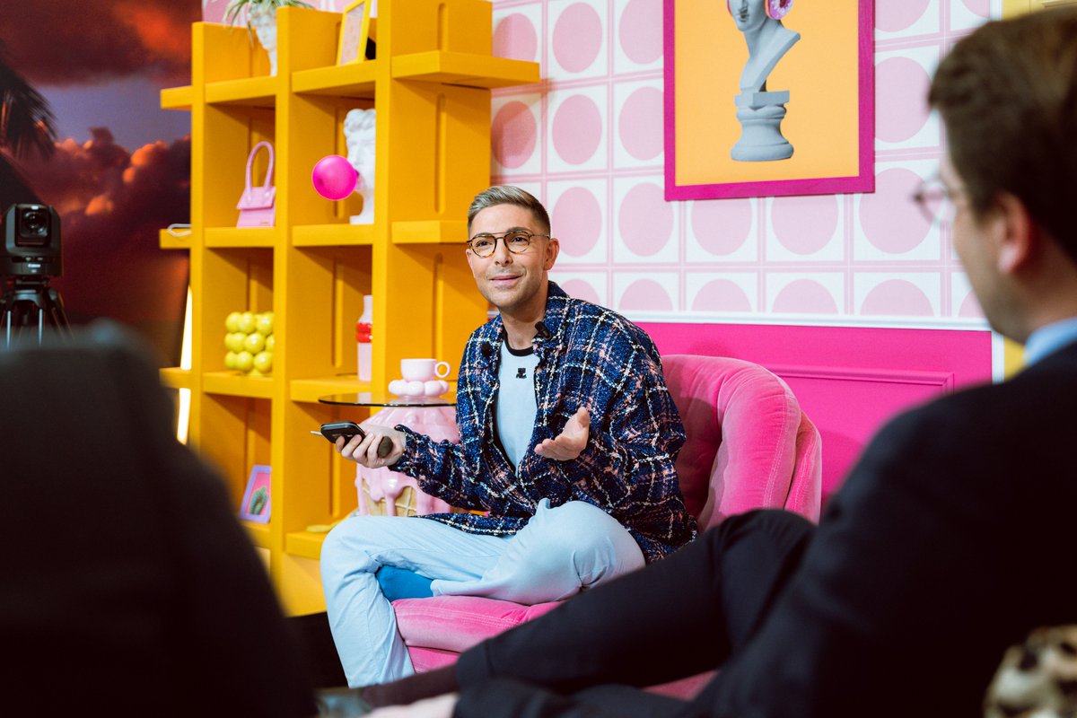 🗣️ « On est tous citoyens et ce n’est pas parce que je fais du divertissement que je ne suis pas légitime à poser des questions. » 

On dresse le portrait de Sam Zirah, qui est passé de la télé-réalité aux interviews politiques ⬇️

streetpress.com/sujet/17343498…