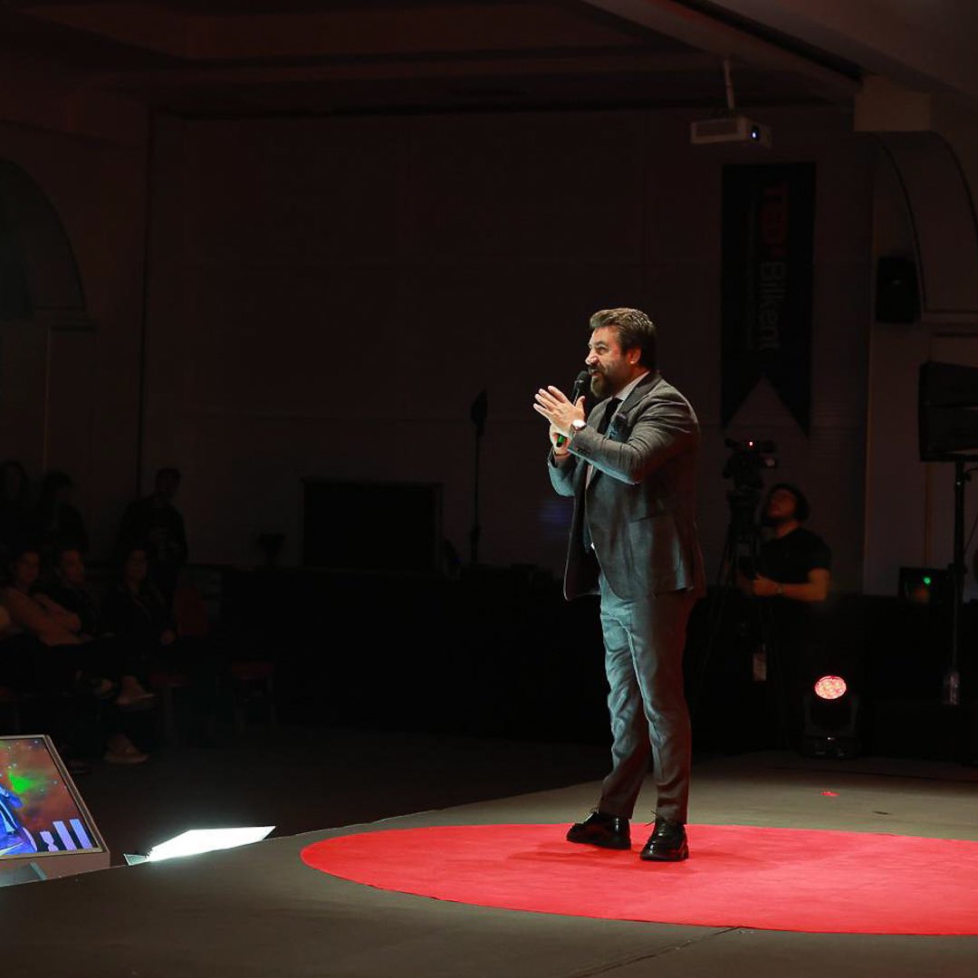 Bilkent Üniversitesi’nde gerçekleştirdiğim TedX konuşmamdan kareler…

Photos from my TedX talk at Bilkent University…