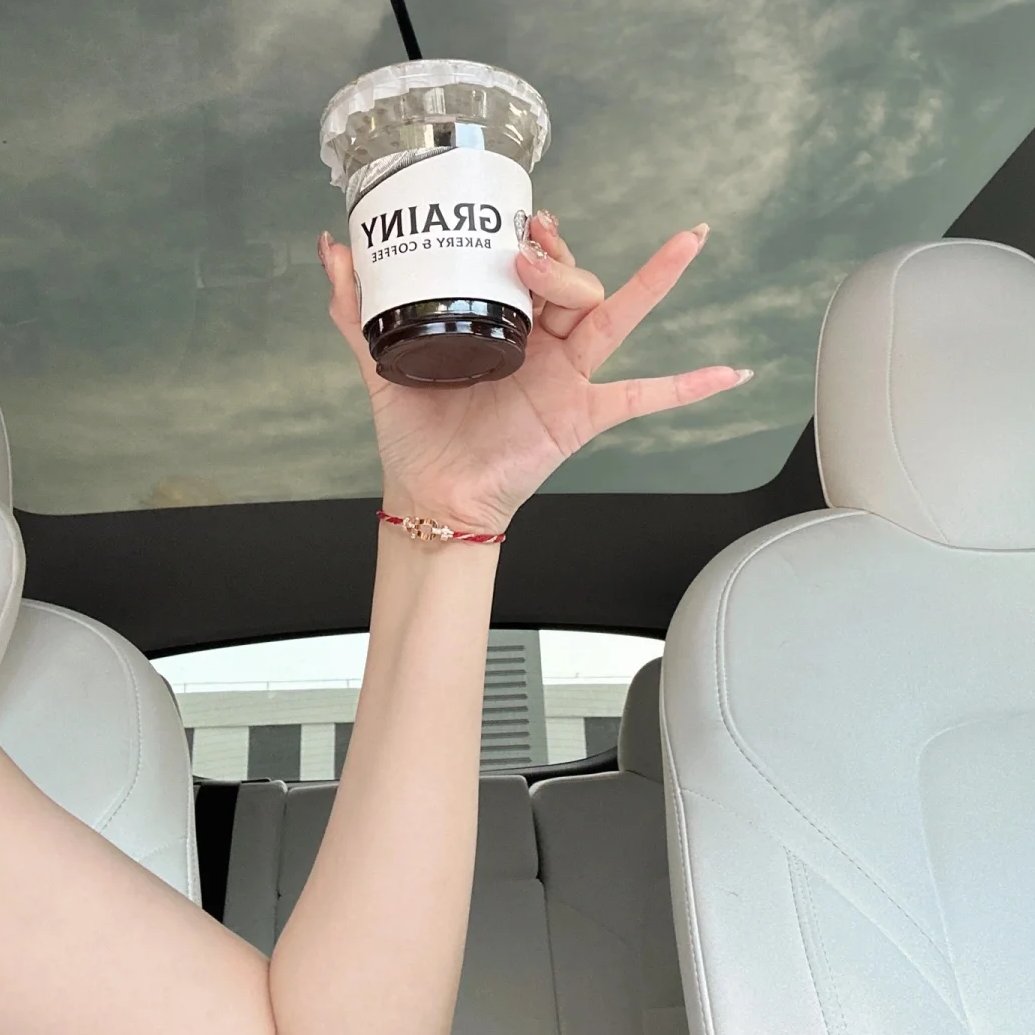 Maeuier's tweet image. 테슬라 화이트
화이트 인테리어에 반사판이 내장되어 있습니다.
#teslamodely #tesla #teslamodification