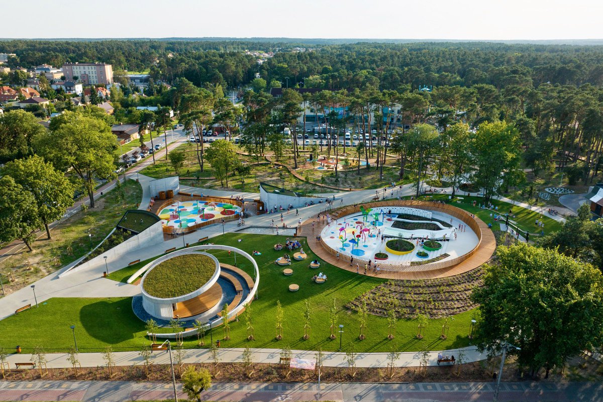 Archello's tweet image. RS+ Robert Skitek transforms a Kozienice park into a dynamic community space.
buff.ly/4fglLoY
#SustainableDesign #UrbanLandscape #CommunityArchitecture