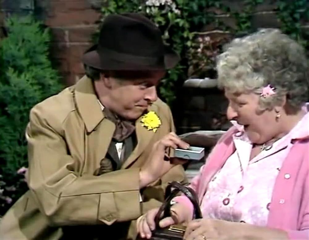 TalkingPicsTV's tweet photo. Walter is not happy at 6pm in FOR THE LOVE OF ADA (1971) #TPTVsubtitles
⭐ Stars #WilfredPickles #IreneHandl #BarbaraMitchell #JackSmethurst classic sitcom.
Guest Starring #FreddieJones #PatsyRowlands https://t.co/CiAI00lw5B