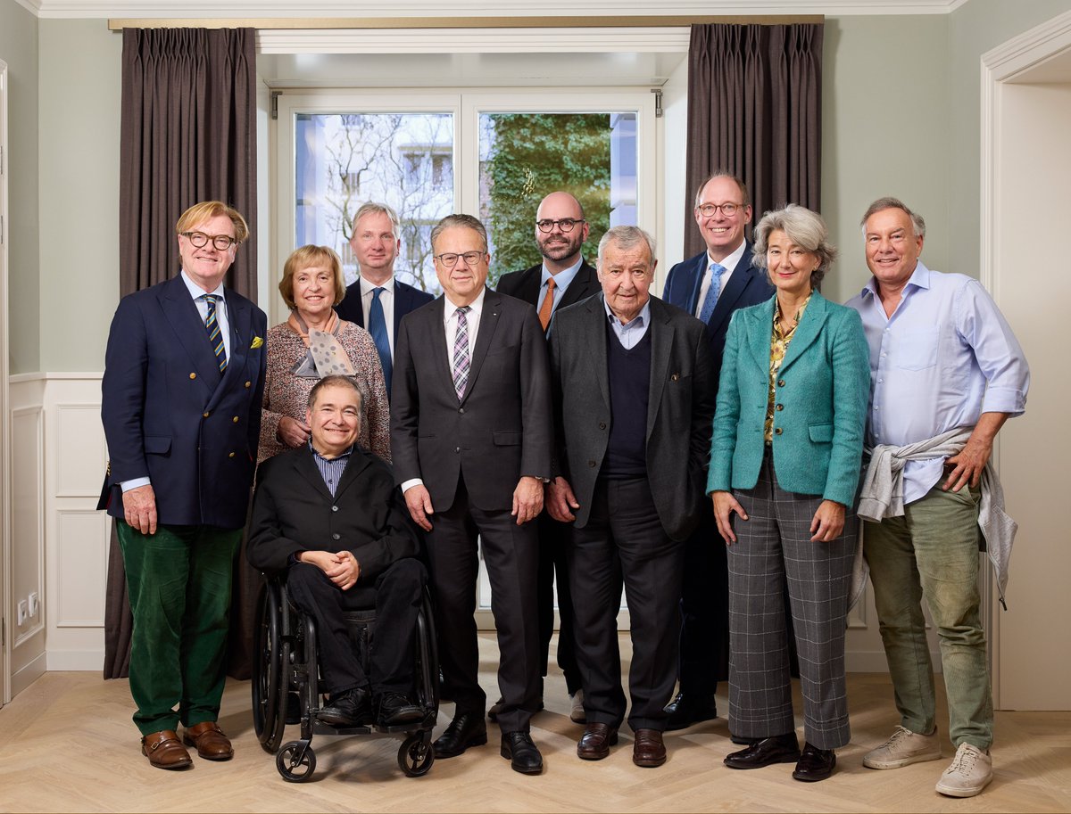 Viele Impulse für unsere Stiftungsarbeit verdanken wir den Mitgliedern im Kuratorium. Deshalb freuen wir uns, sechs neue Expertinnen und Experten aus Wissenschaft, Politik und Gesellschaft zu begrüßen: Prof. Dr. <a href="/Maximilian_Benz/">Maximilian Benz</a> , Prof. Dr. Helge Braun, Prof. Dr. Dr. h. c. Onur