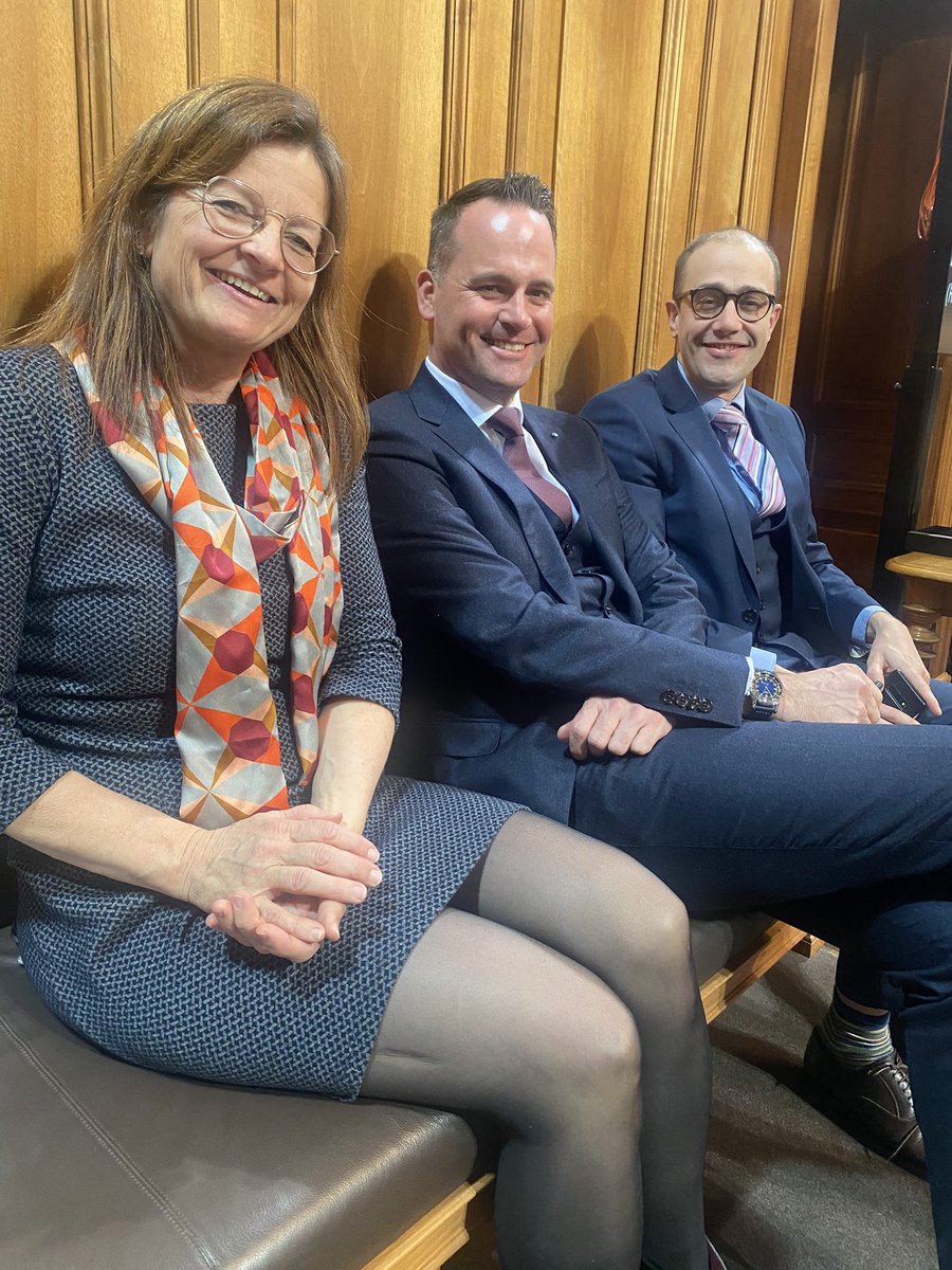 Wenn sich <a href="/DaRoth/">David Roth</a> eine Krawatte umbindet (!) und sich zu <a href="/Damian_Mueller_/">Damian Müller</a> und <a href="/PriskaWismer/">Priska Wismer-Felder</a> aufs Bänkli im Ständeratssaal setzt, geht es wohl um ziemlich viel für den <a href="/KantonLuzern/">Kanton Luzern</a>.