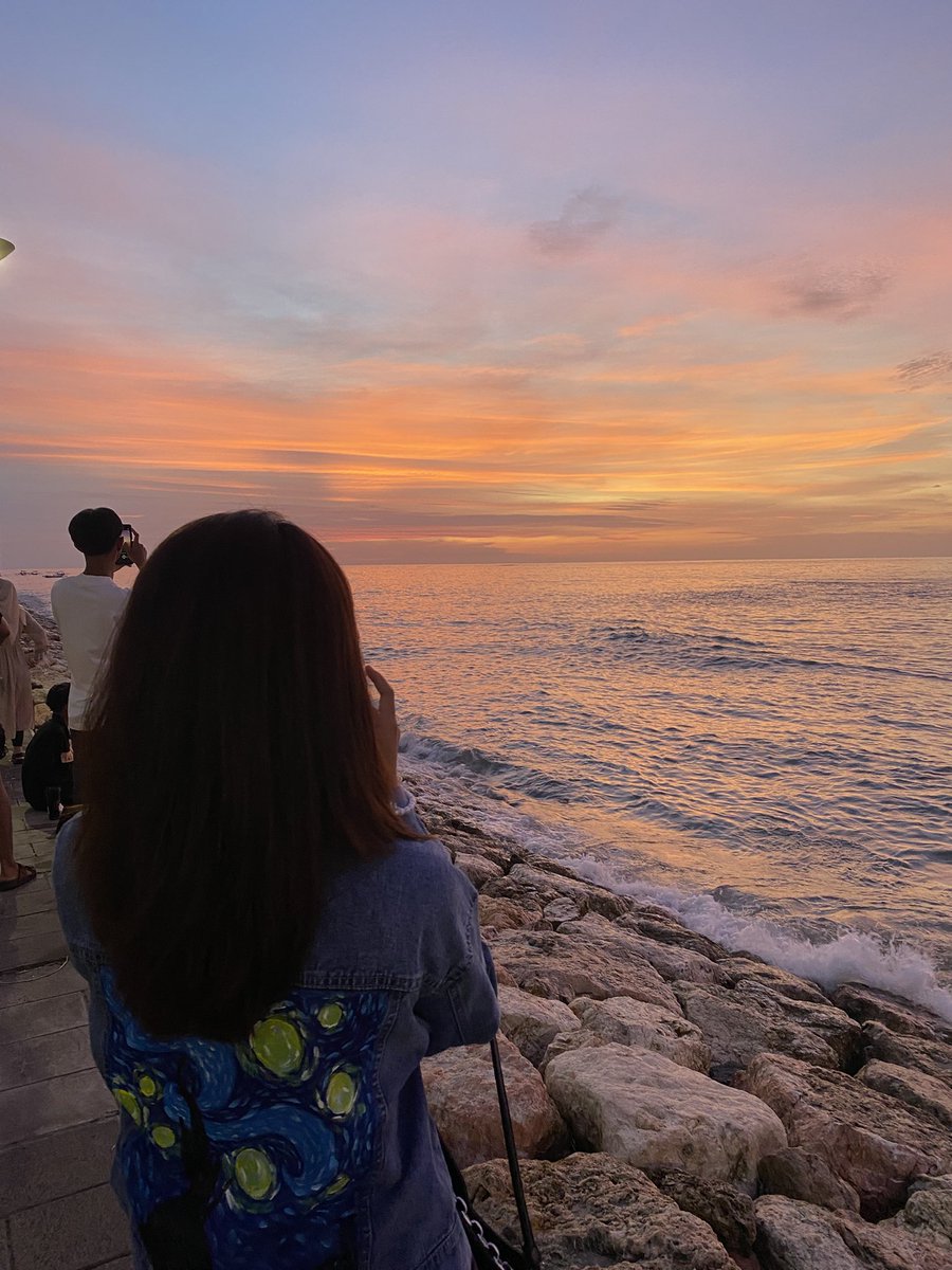 yoogixx's tweet image. she likes taking pictures of sunsets, I prefer taking pictures of my own girlfriend