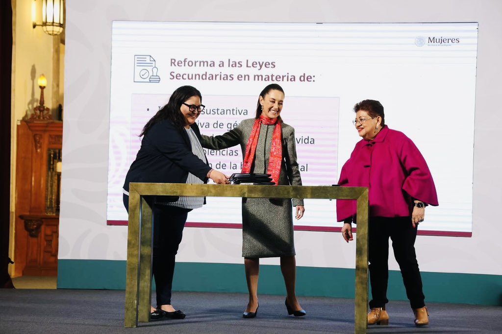 Hoy en la #MañaneraDelPueblo la Presidenta <a href="/Claudiashein/">Claudia Sheinbaum Pardo</a> firmó el decreto de las reformas a las leyes secundarias en materia de igualdad sustantiva para las mujeres: 

✅ Ley General para la Igualdad 
- Se define la brecha salarial como la diferencia de retribución.

- Se