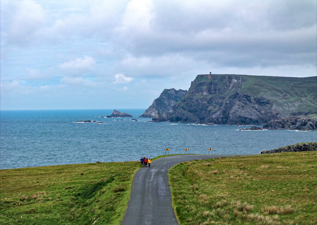 Die höchsten Meeresklippen Europas warten darauf, von dir entdeckt zu werden. 🌊⛰️ 
Der Wanderweg zu den Klippen führt zu atemberaubenden Panoramen über den Atlantik – ein Muss für Outdoor-Fans!

📍 Sliabh Liag, Trail, County Donegal
