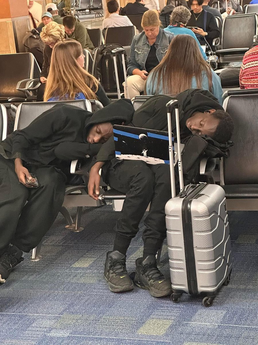 JimSichko's tweet photo. Before leaving LEX for IOWA, I took a snap of these guys …… GOD BLESS THEM WHEREVER THEY WERE AND WHEREVER THEY ARE HEADED!!!!!  #ifeelya #earlymorning https://t.co/TiW22miEh3