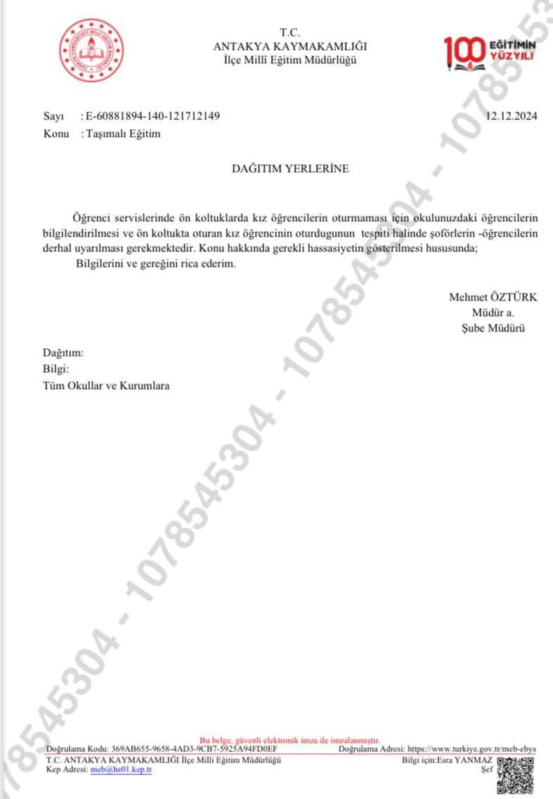 Servislerde kız ögrencilerin ön koltuklarda oturmasını yasaklayan yazı. Antakya İlçe Milli Eğitim Müdürlüğü'ne soruyoruz!!! Çocukların ön koltukta oturması ne gibi sakıncalar doğuruyor? Bu yazının altındaki zihniyeti açıklayın!