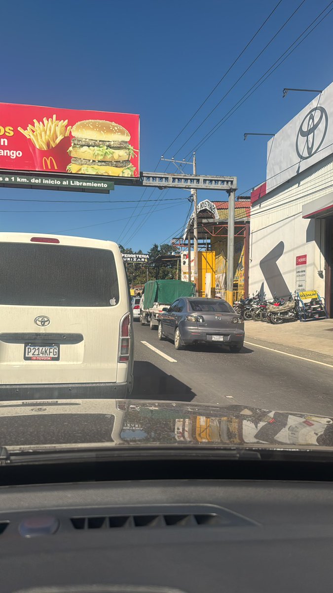 jorgejl20's tweet photo. @BArevalodeLeon seguimos esperando soluciones más de 3 horas atrapados https://t.co/1zUBhaM9NR