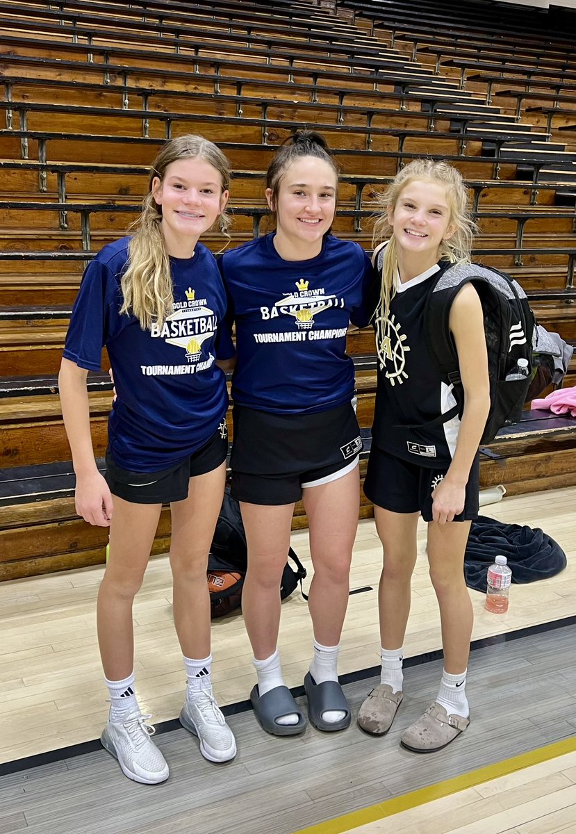 FuesselSherry's tweet image. Gold Crown Holiday Classic Champs!