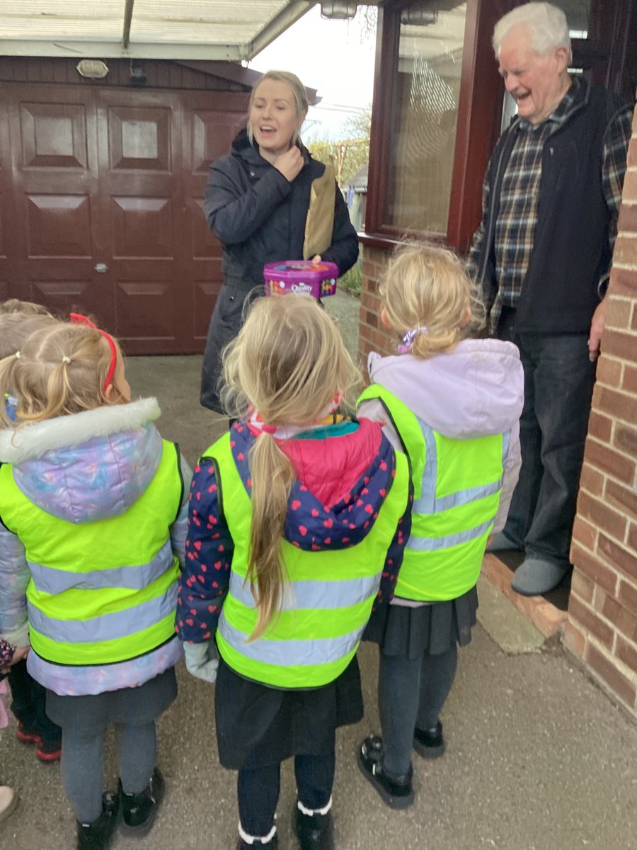 CatfieldPrimary's tweet photo. Our EYFS children have been busy making Christmas cards and this afternoon we went out to deliver them to our community. We would like to wish everyone a very Merry Christmas and Happy New Year from all of us at Catfield Academy 😀 https://t.co/Dt9OClJAeD
