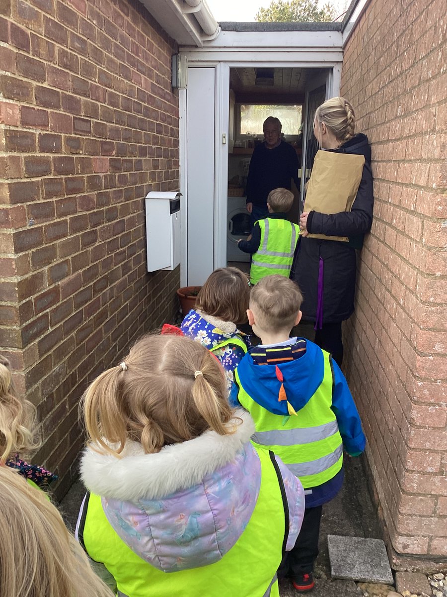 CatfieldPrimary's tweet photo. Our EYFS children have been busy making Christmas cards and this afternoon we went out to deliver them to our community. We would like to wish everyone a very Merry Christmas and Happy New Year from all of us at Catfield Academy 😀 https://t.co/Dt9OClJAeD